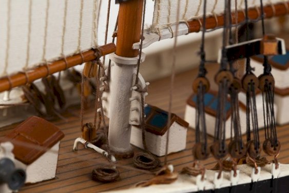 Billing Boats 1:100 Bluenose II -Wooden hull