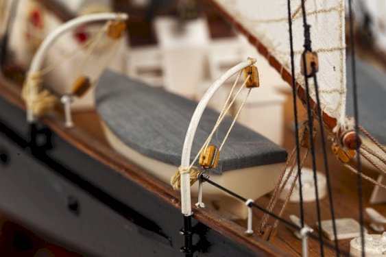 Billing Boats 1:75 Sir Winston Churchill -Wooden hull