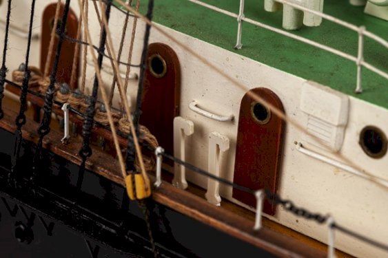 Billing Boats 1:75 Sir Winston Churchill -Wooden hull