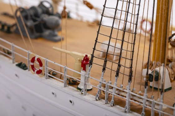 Billing Boats 1:100 Esmeralda Special Edition  -Wooden hull